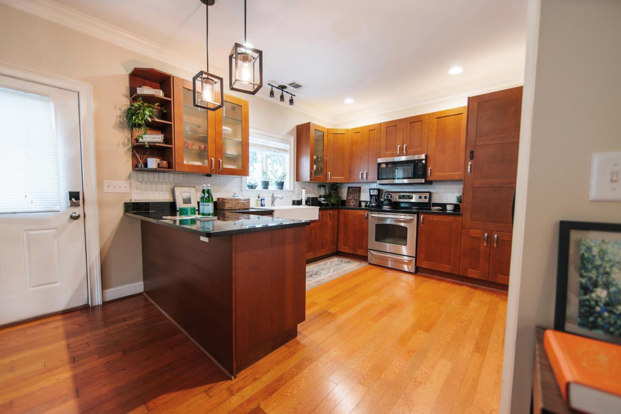 Cozy - Walk To Campus, Stadium, Downtown Holiday home *